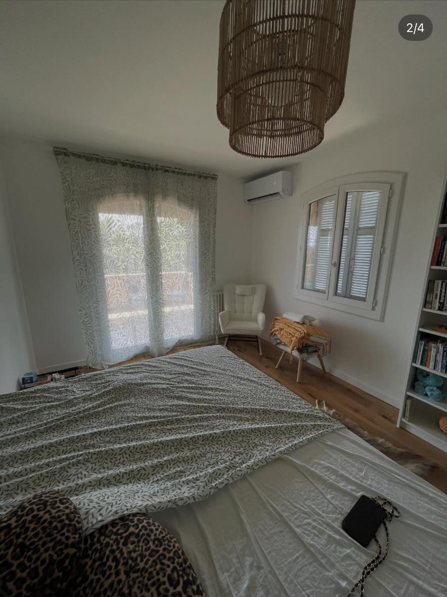 Réalisation NGN RÉNOV’ : une chambre rénovée et son éclairage en rotin